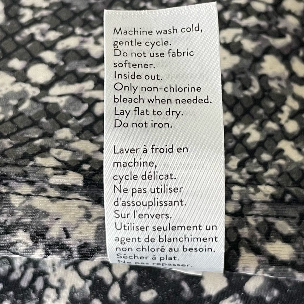 SPANX NWT FAUX LEATHER SNAKE SHINE LEGGINGS GRAY WHITE - Picture 12 of 12